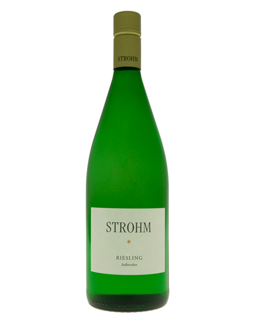 Eine Weinflasche Strohm Riesling 2022 , feinherb